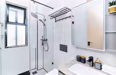 Kilimani Luxury 1BR • WiFi • Pool • Backup • 75”TV