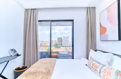 Kilimani Luxury 1BR • WiFi • Pool • Backup • 75”TV