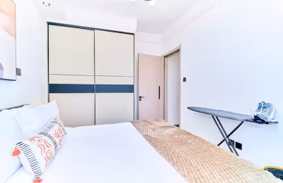 Kilimani Luxury 1BR • WiFi • Pool • Backup • 75”TV