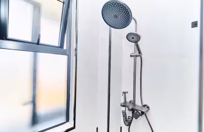Kilimani Luxury 1BR • WiFi • Pool • Backup • 75”TV