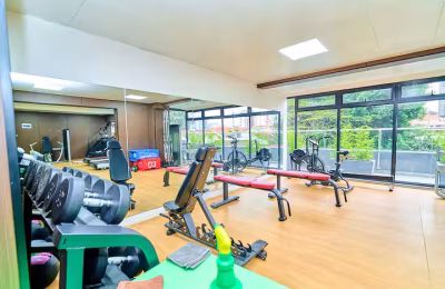 Kilimani Luxury 1BR • WiFi • Pool • Backup • 75”TV