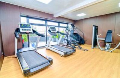 Kilimani Luxury 1BR • WiFi • Pool • Backup • 75”TV