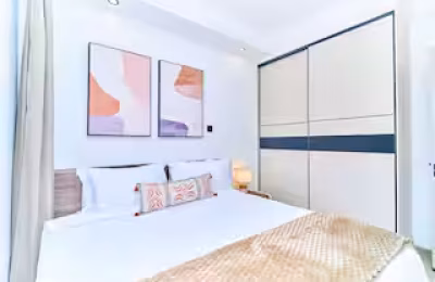 Kilimani Luxury 1BR • WiFi • Pool • Backup • 75”TV