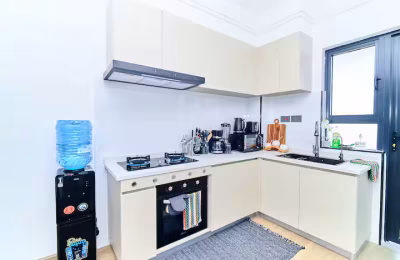 Kilimani Luxury 1BR • WiFi • Pool • Backup • 75”TV