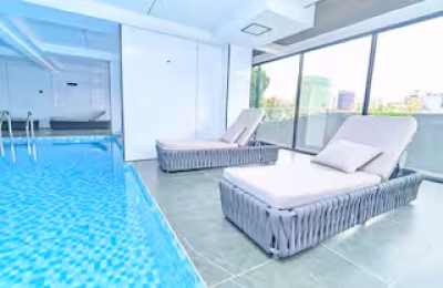Kilimani Luxury 1BR • WiFi • Pool • Backup • 75”TV