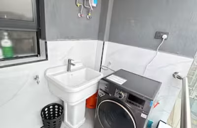 Kilimani Luxury 1BR • WiFi • Pool • Backup • 75”TV