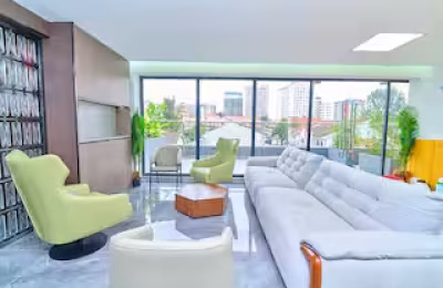 Kilimani Luxury 1BR • WiFi • Pool • Backup • 75”TV